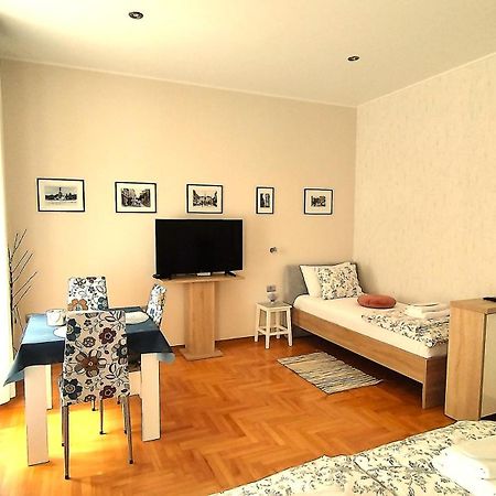 Lavender - City Room With Free Parking Pula Exterior foto