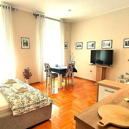 Lavender - City Room With Free Parking Pula Exterior foto