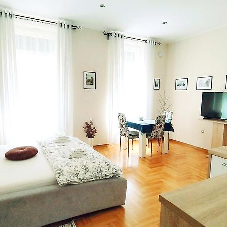 Lavender - City Room With Free Parking Pula Exterior foto