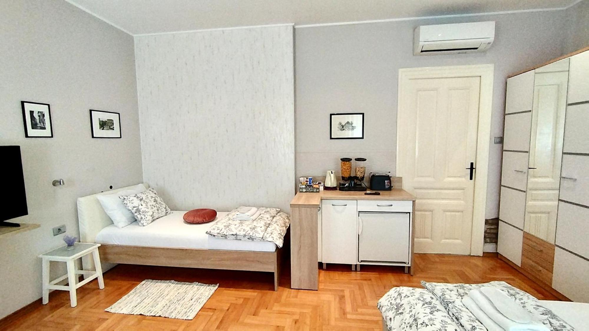 Lavender - City Room With Free Parking Pula Exterior foto