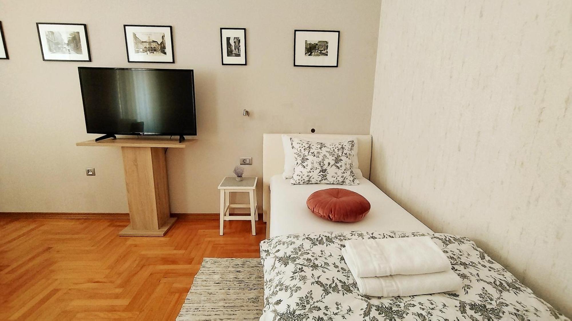 Lavender - City Room With Free Parking Pula Exterior foto