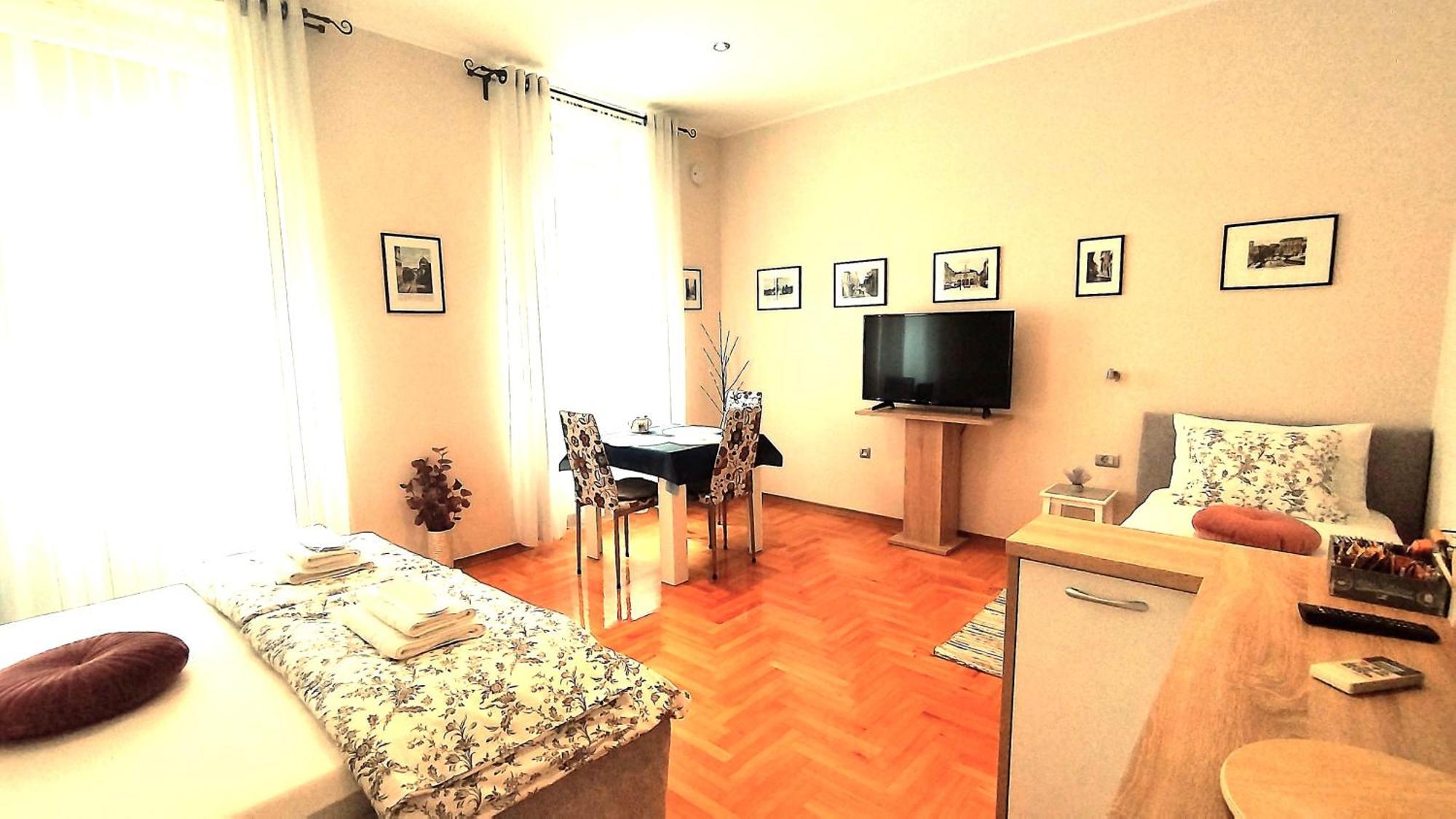 Lavender - City Room With Free Parking Pula Exterior foto