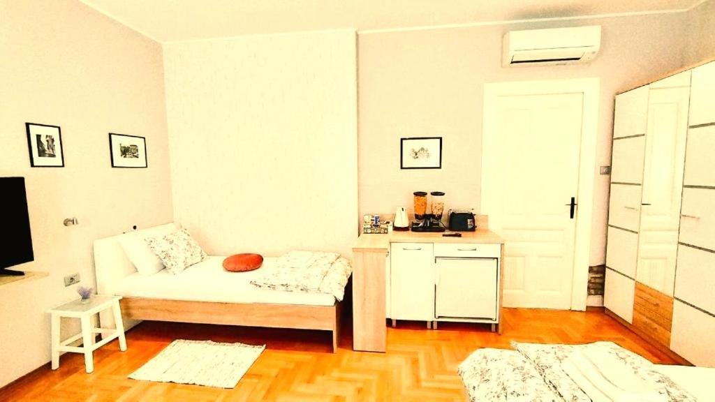Lavender - City Room With Free Parking Pula Exterior foto