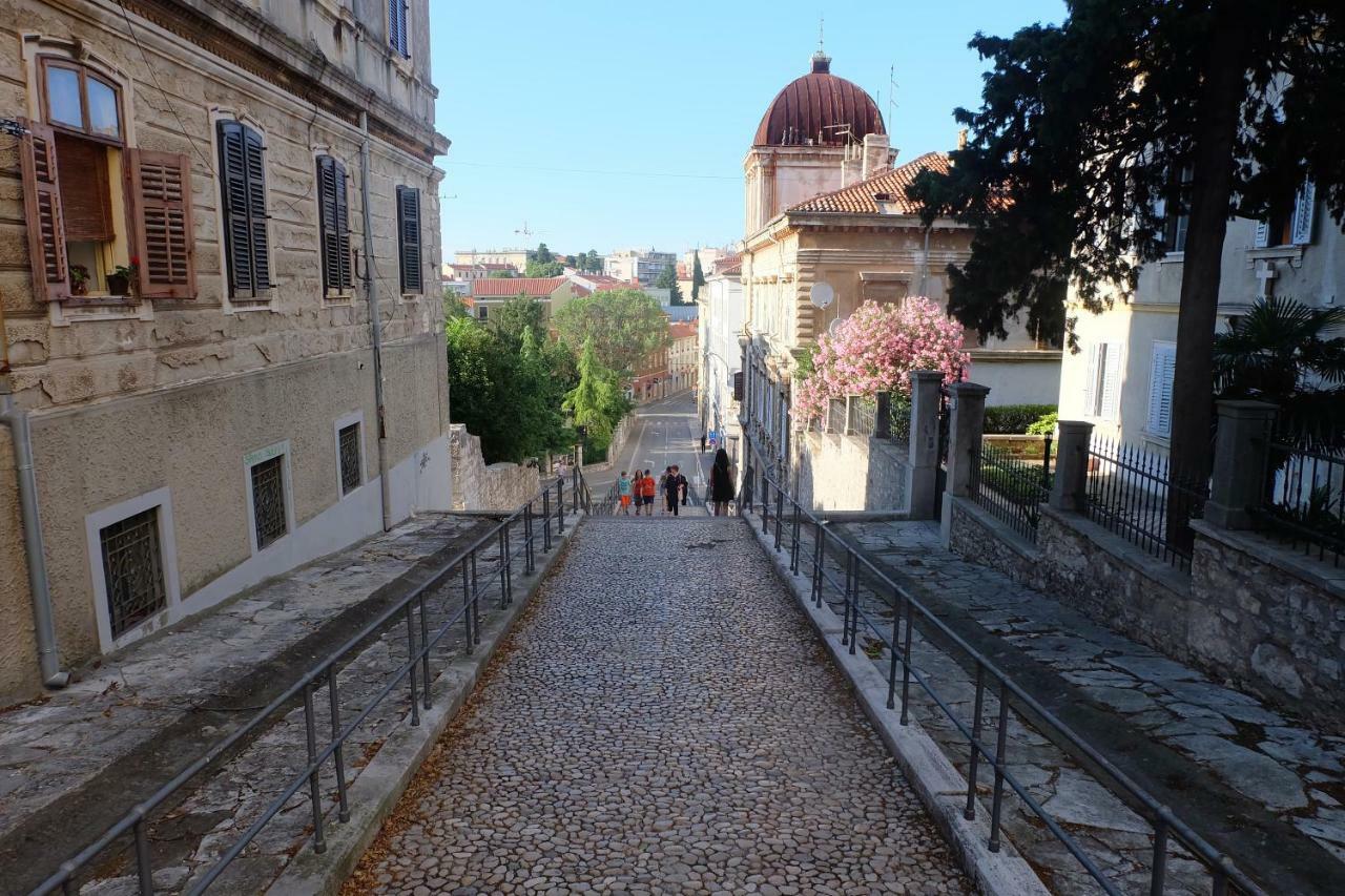 Lavender - City Room With Free Parking Pula Exterior foto
